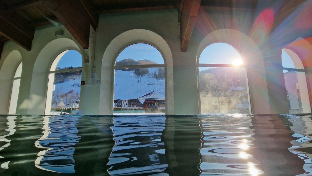 Thermal Römerbad met uitzicht op de piste.
